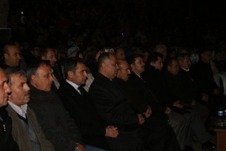 Efendimizi anmaya gelenler meydana sığmadı