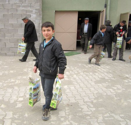 Eflani'de Cuma namazı çıkışı vatandaşlara çam fidanı dağıtıldı