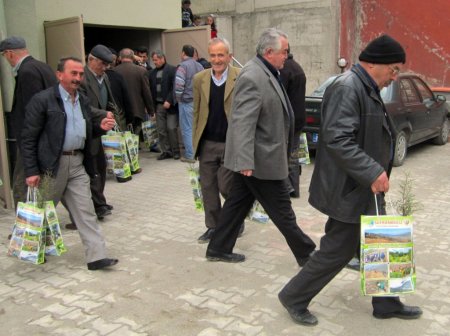 Eflani'de Cuma namazı çıkışı vatandaşlara çam fidanı dağıtıldı