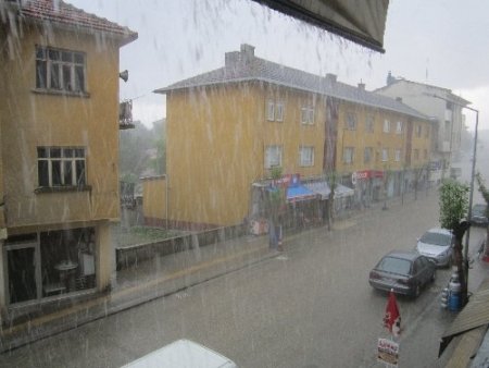 Eflani’de dolu yağışı, hayatı felç etti
