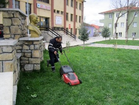 Eflani'de park, bahçe ve kaldırım kenarlarında ot biçme işlemleri başladı