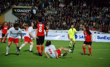 Efsane Futbolcular, Kanserli Hastalar İçin Sahaya Çıktı