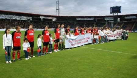 Efsane Futbolcular, Kanserli Hastalar İçin Sahaya Çıktı