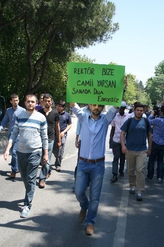 Ege Üniversitesi öğrencileri cami yapılması için birlikte dua etti