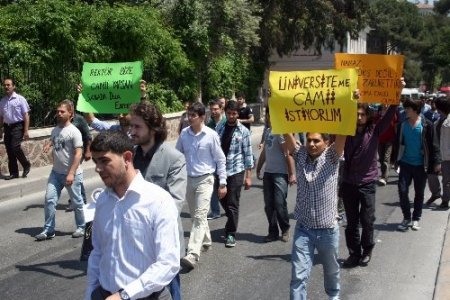 Ege Üniversitesi öğrencileri cami yapılması için birlikte dua etti
