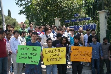 Ege Üniversitesi öğrencileri cami yapılması için birlikte dua etti