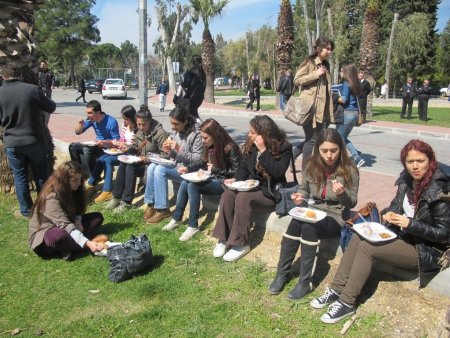 Ege Üniversitesi'nde Çanakkale Savaşı menüsü dağıtıldı