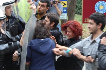 Ege Üniversitesi'ndeki YÖK protestosu: 24 öğrenci gözaltına alındı