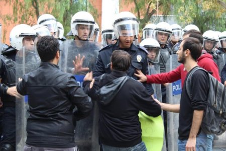 Ege Üniversitesi'ndeki YÖK protestosu: 24 öğrenci gözaltına alındı