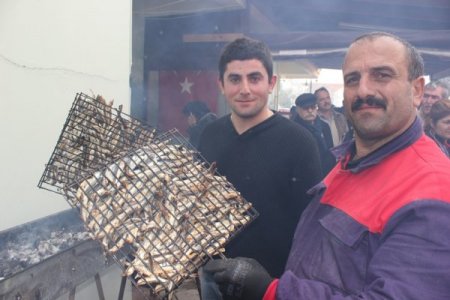 Egelilere Karadenizlilerden hamsi ikramı