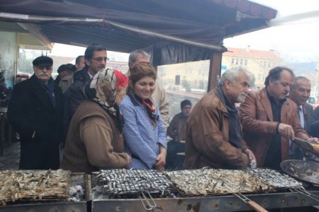 Egelilere Karadenizlilerden hamsi ikramı
