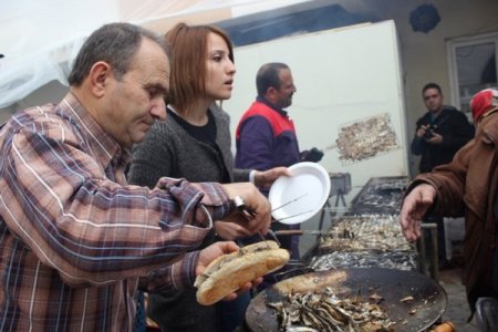 Egelilere Karadenizlilerden hamsi ikramı
