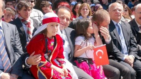 Egemen Bağış, çocuklara çözüm sürecini anlattı