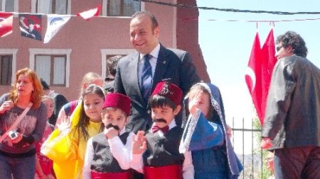 Egemen Bağış, çocuklara çözüm sürecini anlattı