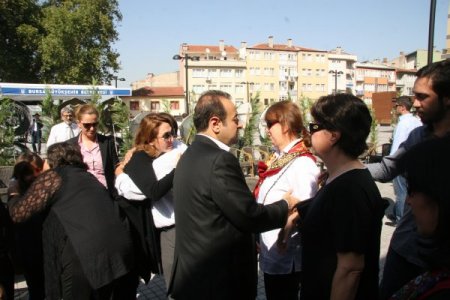 Egemen Bağış, kayınvalidesini son yolculuğuna uğurluyor (1)