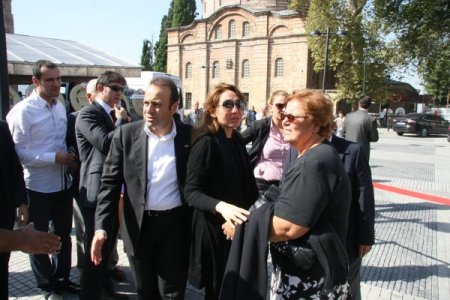 Egemen Bağış, kayınvalidesini son yolculuğuna uğurluyor (1)