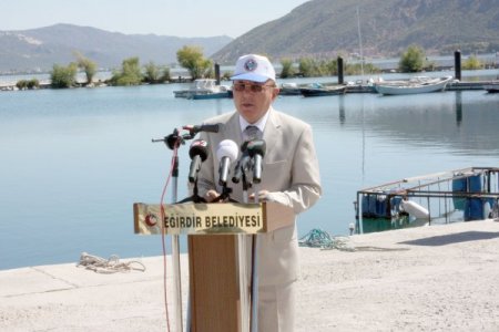 Eğirdir Gölü’ne 250 bin sazan yavrusu salındı