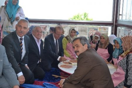 Eğirdir'de ihtiyaç sahibi öğrenciler yararına kermes