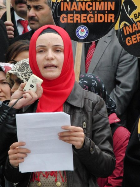 Eğitim Bir Sen üyeleri kamuda başörtüsü yasağının kalkmasını için eylem yaptı