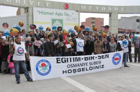 Eğitim Bir Sen üyeleri kamuda başörtüsü yasağının kalkmasını için eylem yaptı