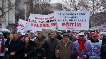 Eğitim çalışanları, sorunlarına dikkat çekmek için yürüdü