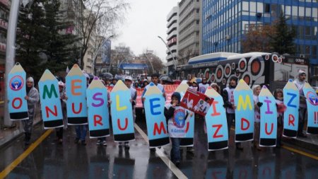 Eğitim çalışanları, sorunlarına dikkat çekmek için yürüdü