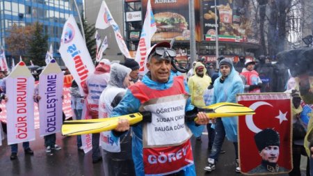 Eğitim çalışanları, sorunlarına dikkat çekmek için yürüdü