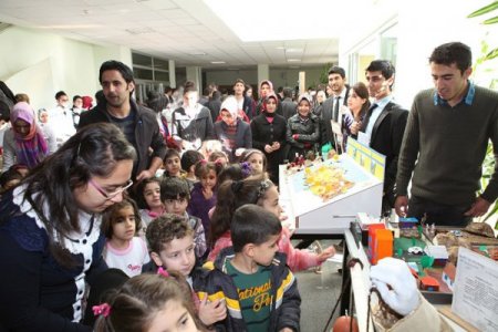 Eğitim fakültesi öğrencileri 'öğretim materyalleri' sergisi açtı