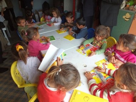 Eğitim Fakültesi öğrencilerinden ilköğretim öğrencilerine yardım