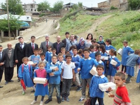 Eğitim Fakültesi öğrencilerinden ilköğretim öğrencilerine yardım
