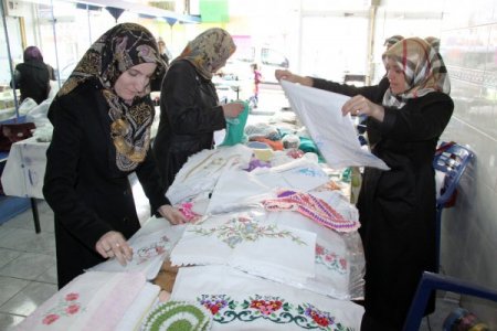 Eğitim gönüllüleri, ihtiyaç sahibi öğrenciler için kermes düzenledi