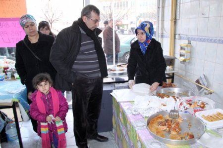 Eğitim gönüllüleri, ihtiyaç sahibi öğrenciler için kermes düzenledi