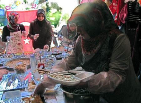 Eğitim Gönüllüleri Fakir Öğrenciler Yararına Kermes Düzenledi