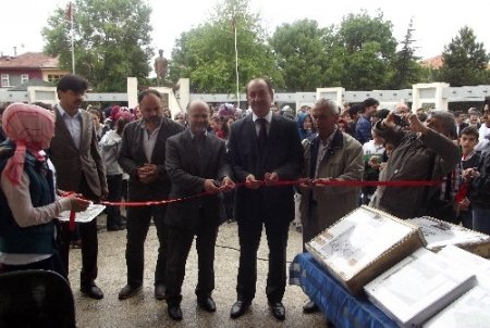 Eğitim gönüllüleri fakir öğrenciler yararına kermes düzenledi