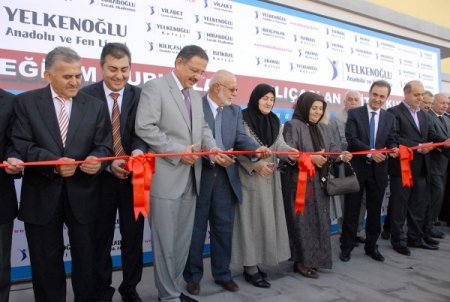 Eğitim gönüllüsü, yaptırdığı okulun açılışında gözyaşlarını tutamadı