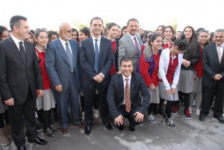 Eğitim gönüllüsü, yaptırdığı okulun açılışında gözyaşlarını tutamadı