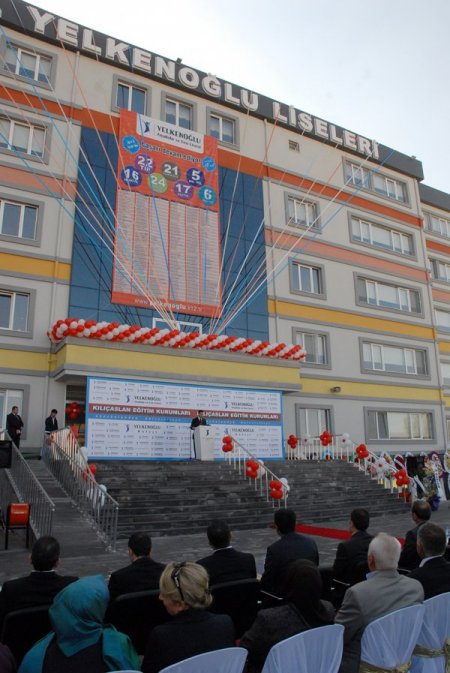 Eğitim gönüllüsü, yaptırdığı okulun açılışında gözyaşlarını tutamadı