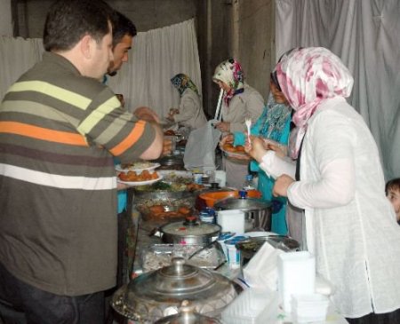 Eğitim Gönüllüsü Bayanlar Fakir Öğrenciler Yararına Kermes Açtı