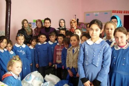 Eğitim Gönüllüsü Ev Hanımlarından Köy Okuluna Yardım