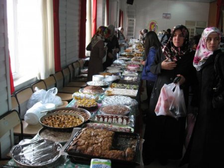 Eğitim Gönüllüsü Hanımlardan Fakir Öğrenciler Yararına Kermes