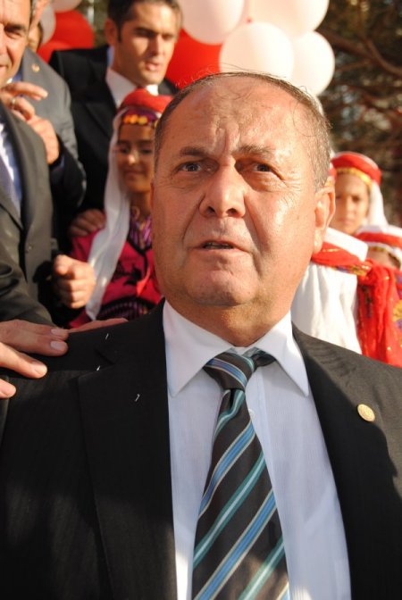 Eğitim gönüllüsü işadamı: Okul yaptırmada bürokratik engeller kaldırılmalı