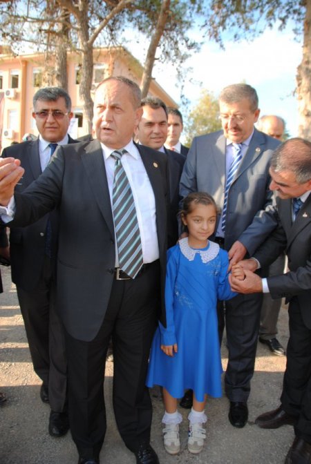 Eğitim gönüllüsü işadamı: Okul yaptırmada bürokratik engeller kaldırılmalı