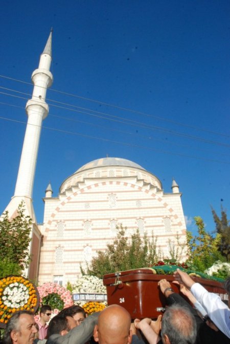 Eğitim gönüllüsü Necdet Doğanata’yı binler uğurladı