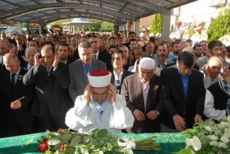 Eğitim gönüllüsü Necdet Doğanata’yı binler uğurladı