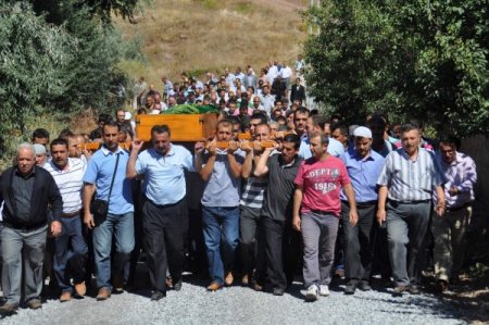 Eğitim Gönüllüsü Öğretmen Dualarla Son Yolculuğuna Uğurlandı
