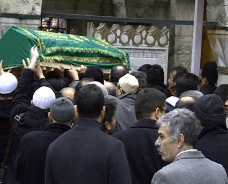 Eğitim gönüllüsü Özcan, son yolculuğuna dualarla uğurlandı