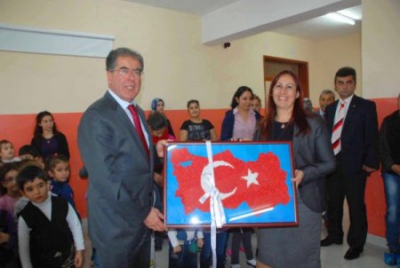 Eğitim gönüllüsü Vayisoğlu'na öğretmenlerden plaket