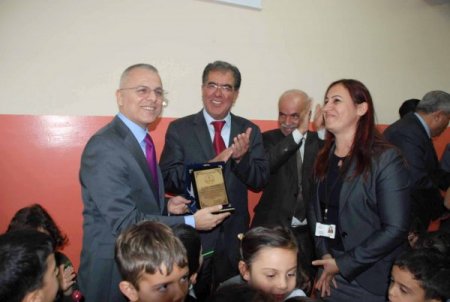 Eğitim gönüllüsü Vayisoğlu'na öğretmenlerden plaket