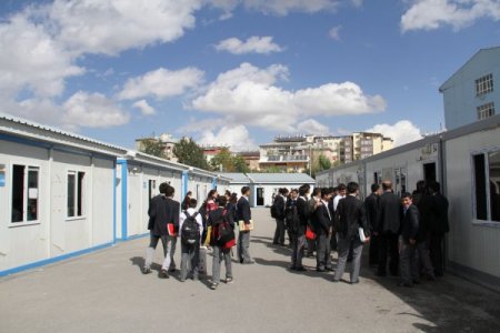 Eğitim teröre yenilmedi, yakılan konteyner sınıfların yerine yenileri getirildi