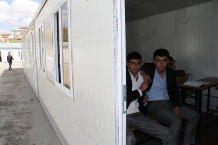 Eğitim teröre yenilmedi, yakılan konteyner sınıfların yerine yenileri getirildi